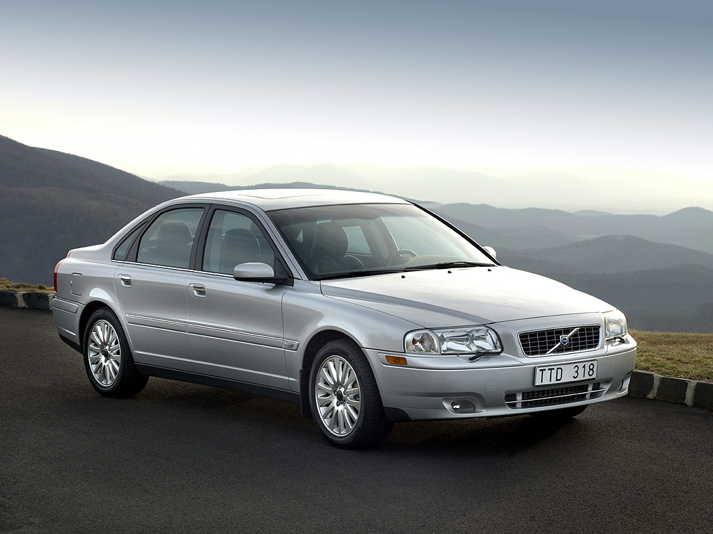 thumbnail interactive-video image 1 of Passenger Side Corner Light For 2004-2006 Volvo S80 – Chrome Trim, With Bulb 1 of 3